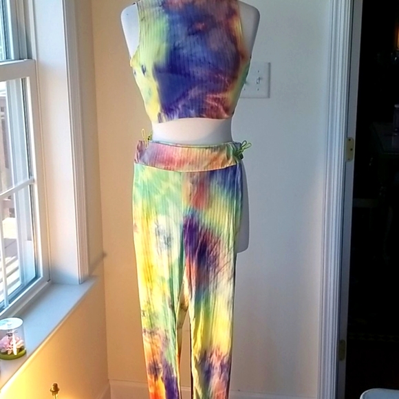 BOUTIQUE ๐ Lipstick Multi-Colored Tie Dyed Crop & Legging Set - Picture 4 of 10